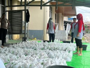 PLN Kalbar Bagikan 2.250 Kantong Daging Kurban Untuk Yatim dan Kaum Dhuafa