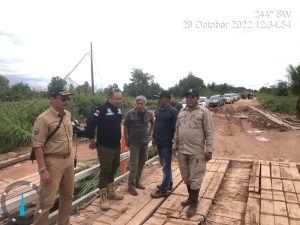 Sekda Ketapang Tinjau Langsung Perbaikan Jalan Pelang – Tumbang Titi