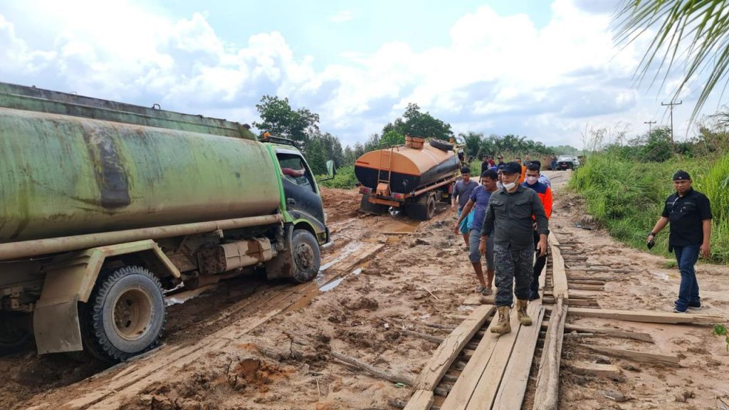 Sekda Tinjau Langsung Perbaikan Jalan Pelang – Batu Tajam