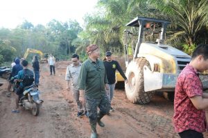 Tinjau Jalan Tumbang Titi – Tanjung Yang Rusak, Sekda Komitmen Akan Perbaiki