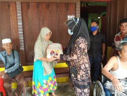 Lisda Hendrajoni Salurkan Bantuan Untuk Lansia di Sumbar